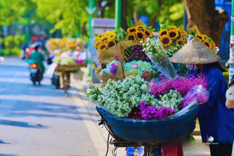Street flower vendor selling colorful blooms in Hanoi Vietnam – Auasia Travel